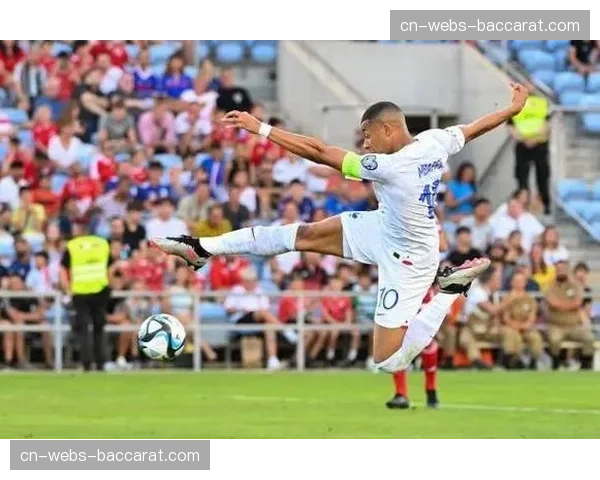 特写：朗斯门将布莱斯-桑巴再次贡献多次神扑后振臂高呼
