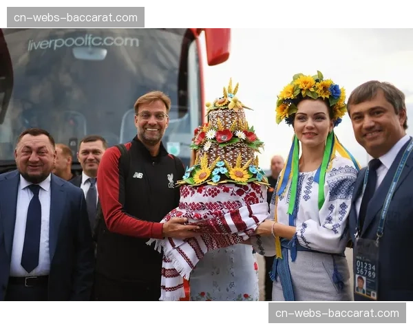 欧冠奖杯巡展抵达基辅,激励战火后乌克兰的年轻足球爱好者 欧冠奖杯巡展抵达基辅,激励战火后乌克兰的年轻足球爱好者